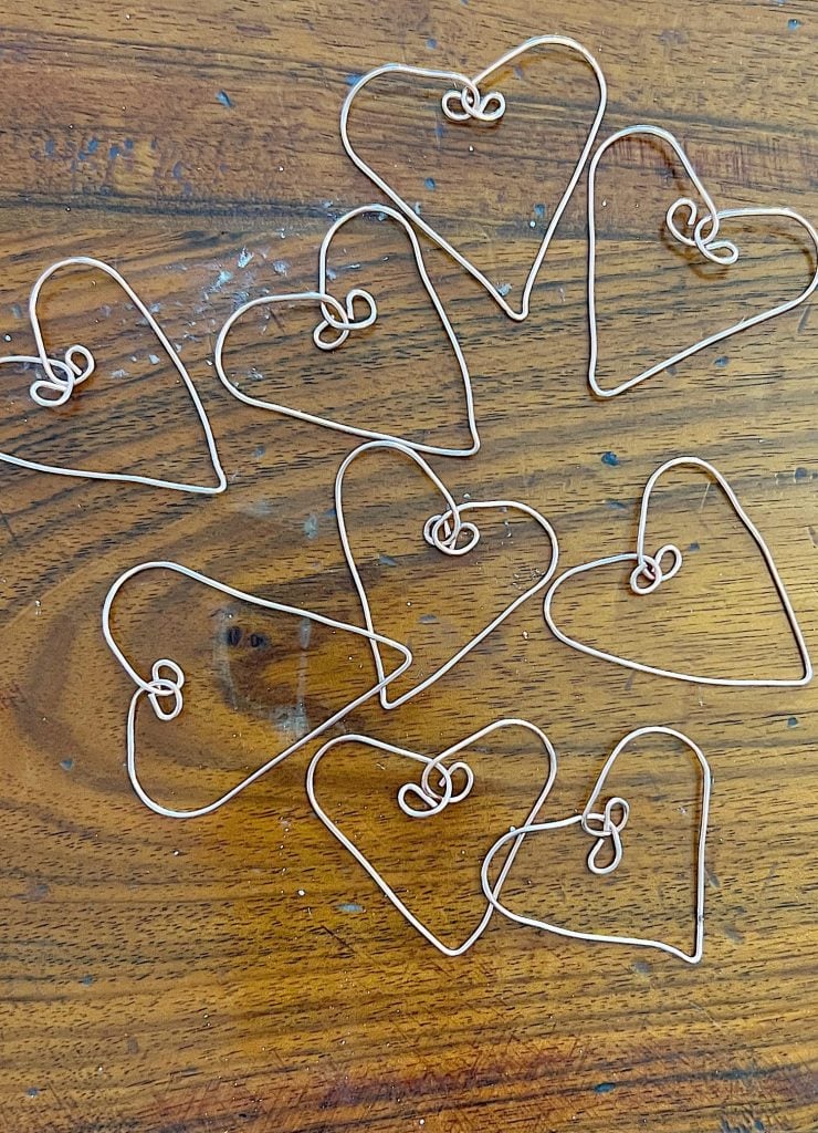 making copper wire hearts by twising copper wire with pliers