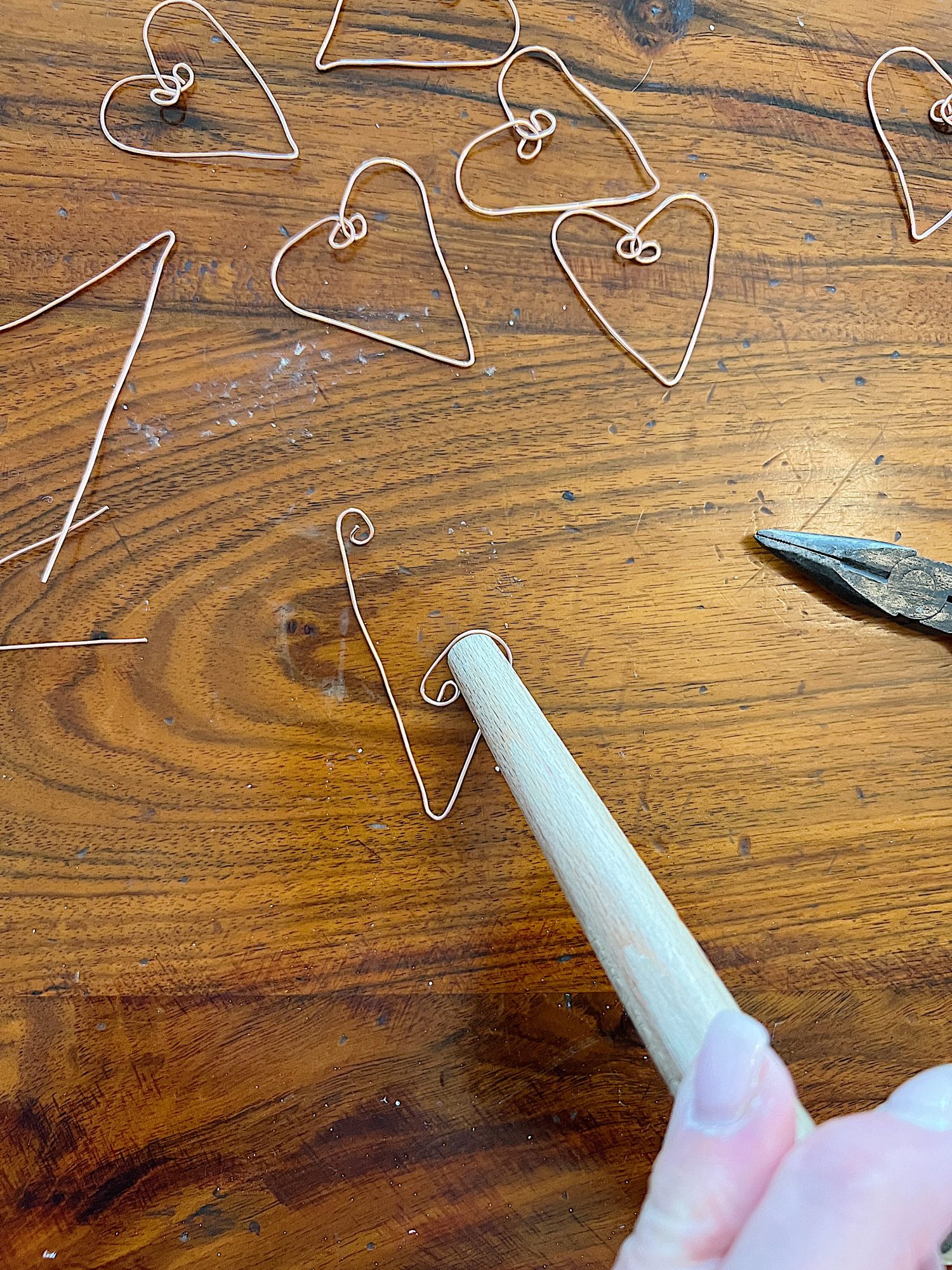 making copper wire hearts by twising copper wire with pliers