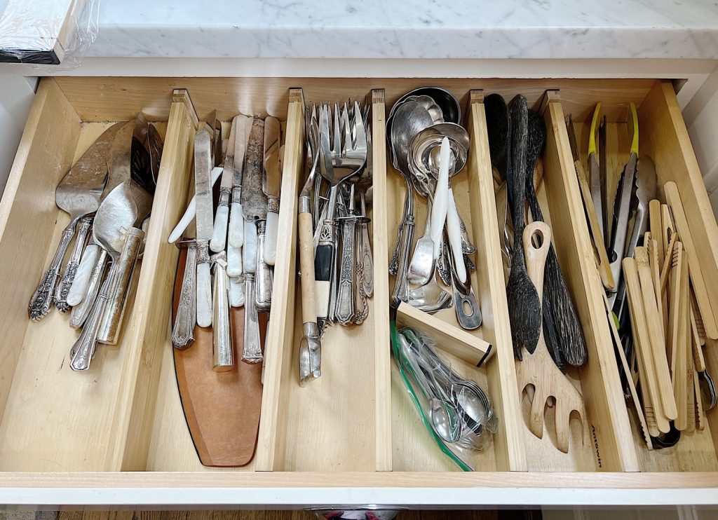 kitcehn drawer with dividers and six areas for serving utensils
