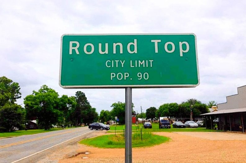 Round Top sign featuring "Population 90".