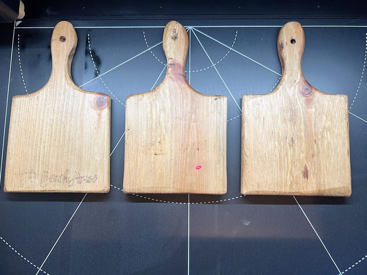How to use the xTool M1 laser cutter to make a rubber stamp, a wooden key chain, and a gift for girlfriends.