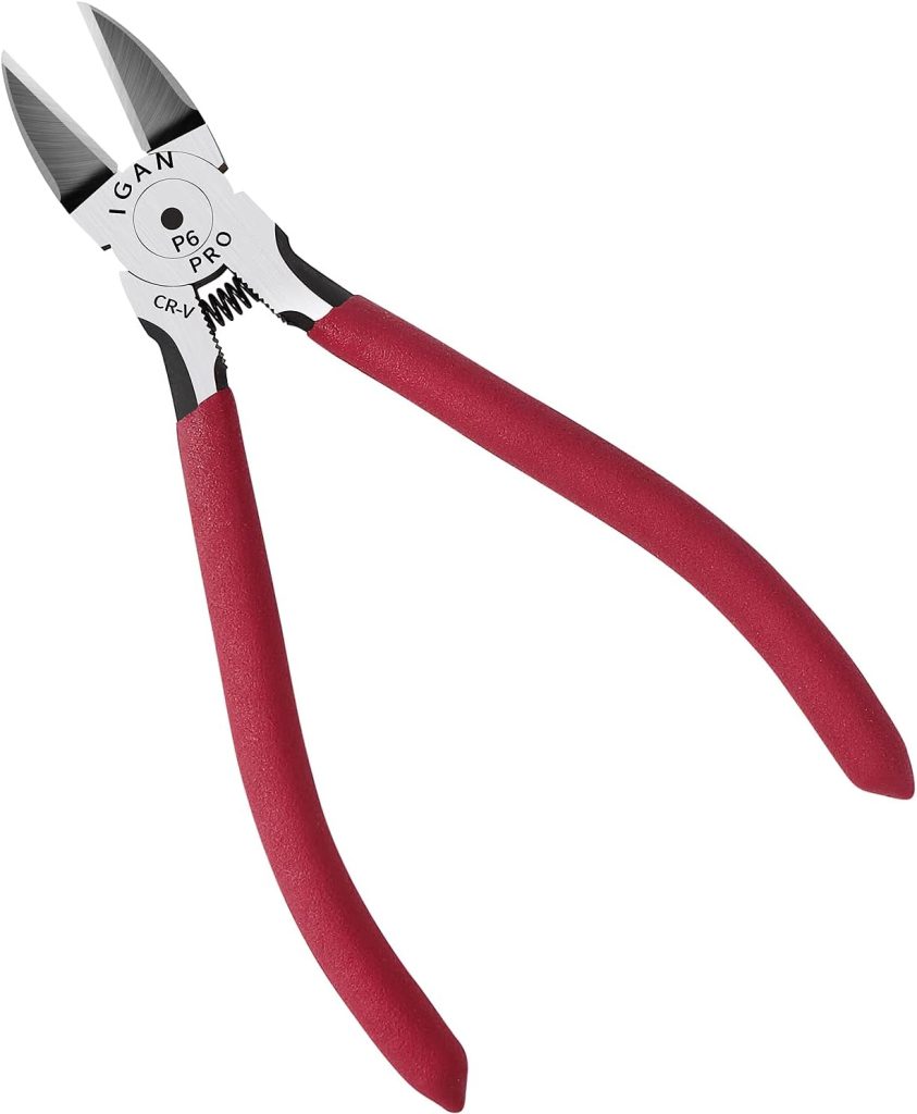 Red-handled wire cutting pliers with metal jaws, labeled "GAN P6 PRO CR-V," are perfect for crafting projects like assembling a festive Thanksgiving wreath.