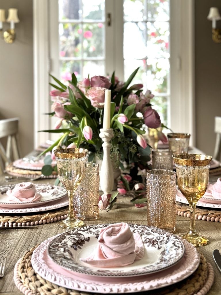 Valentine’s Day Dining Room Table Decor