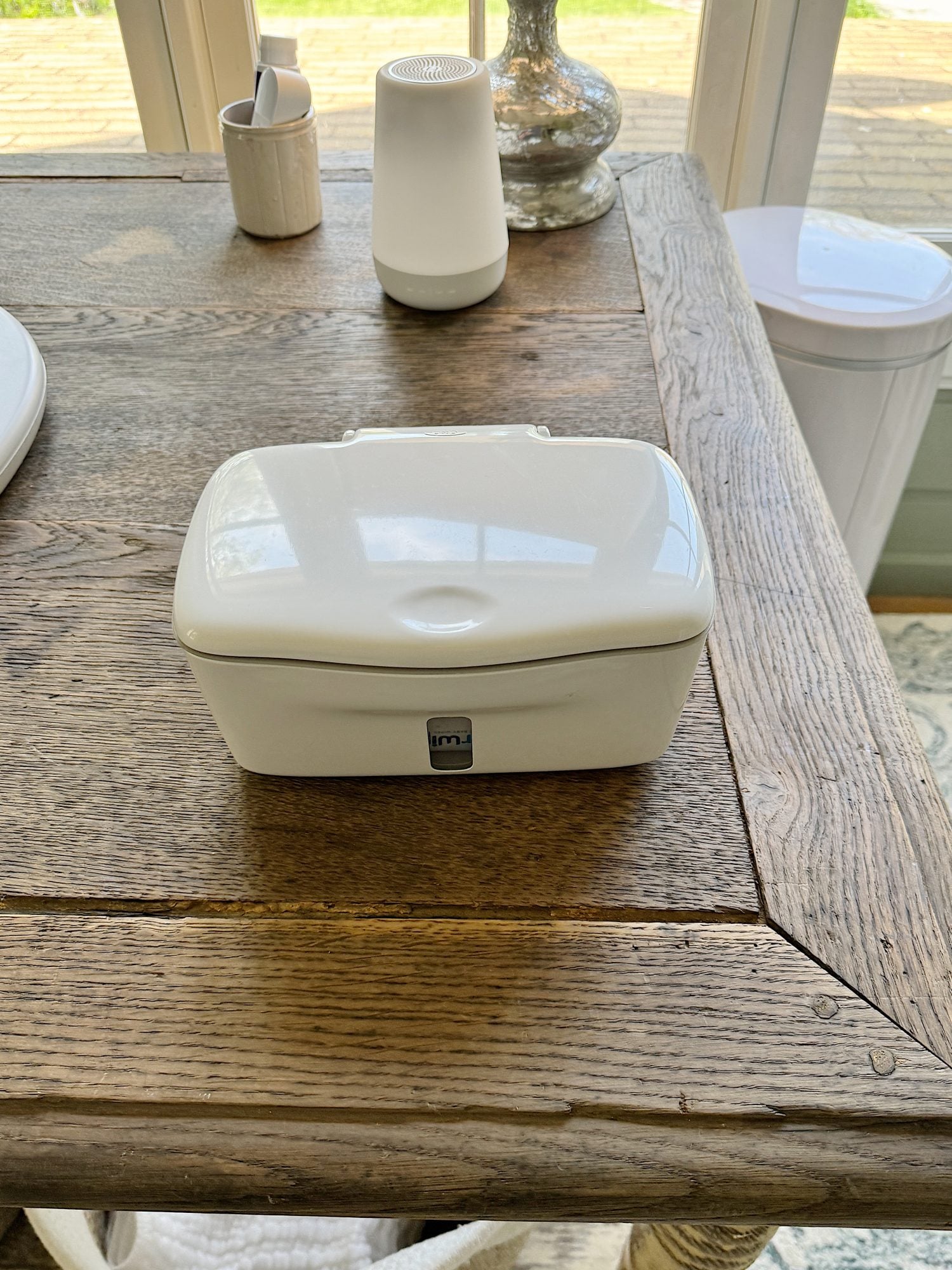 The wipes holder that is easy to open with one finger.