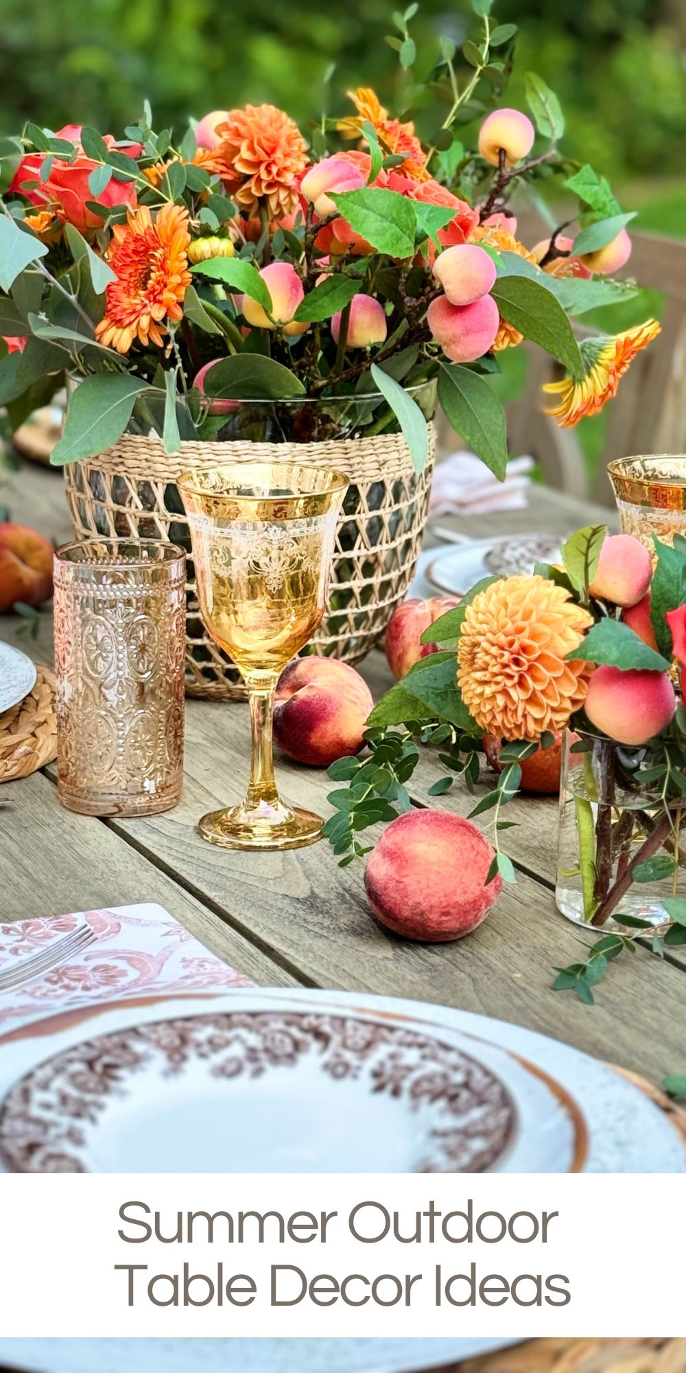 I created summer outdoor table decor that blends natural elements with elegant touches, along with my favorite summer fruit, peaches.