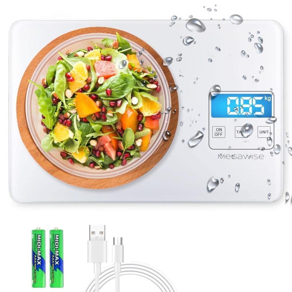 Digital kitchen scale displaying a salad in a bowl, with water droplets, USB cable, and batteries visible.