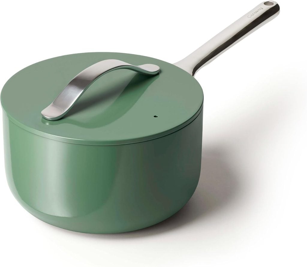 A green saucepan with a matching lid and a silver metal handle is shown on a white background.